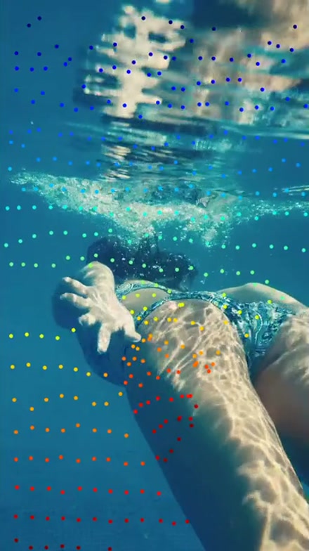 水中を泳ぐ人物に追跡点を重ね、水の歪みや遮蔽をまたいで点を追う再現デモ